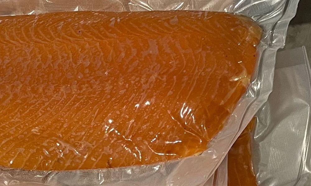 Kylmäsavulohifileen paksumpi pää vakuumipussissa